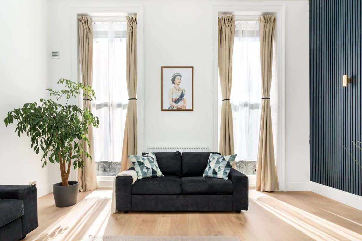 Smart-TV, peis, stereoanlegg og kontorer