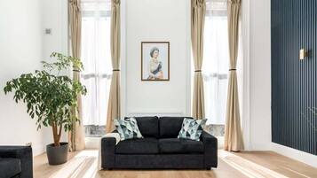 Smart-TV, peis, stereoanlegg og kontorer