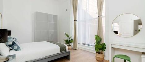 2 habitaciones, escritorio, tabla de planchar con plancha y wifi gratis