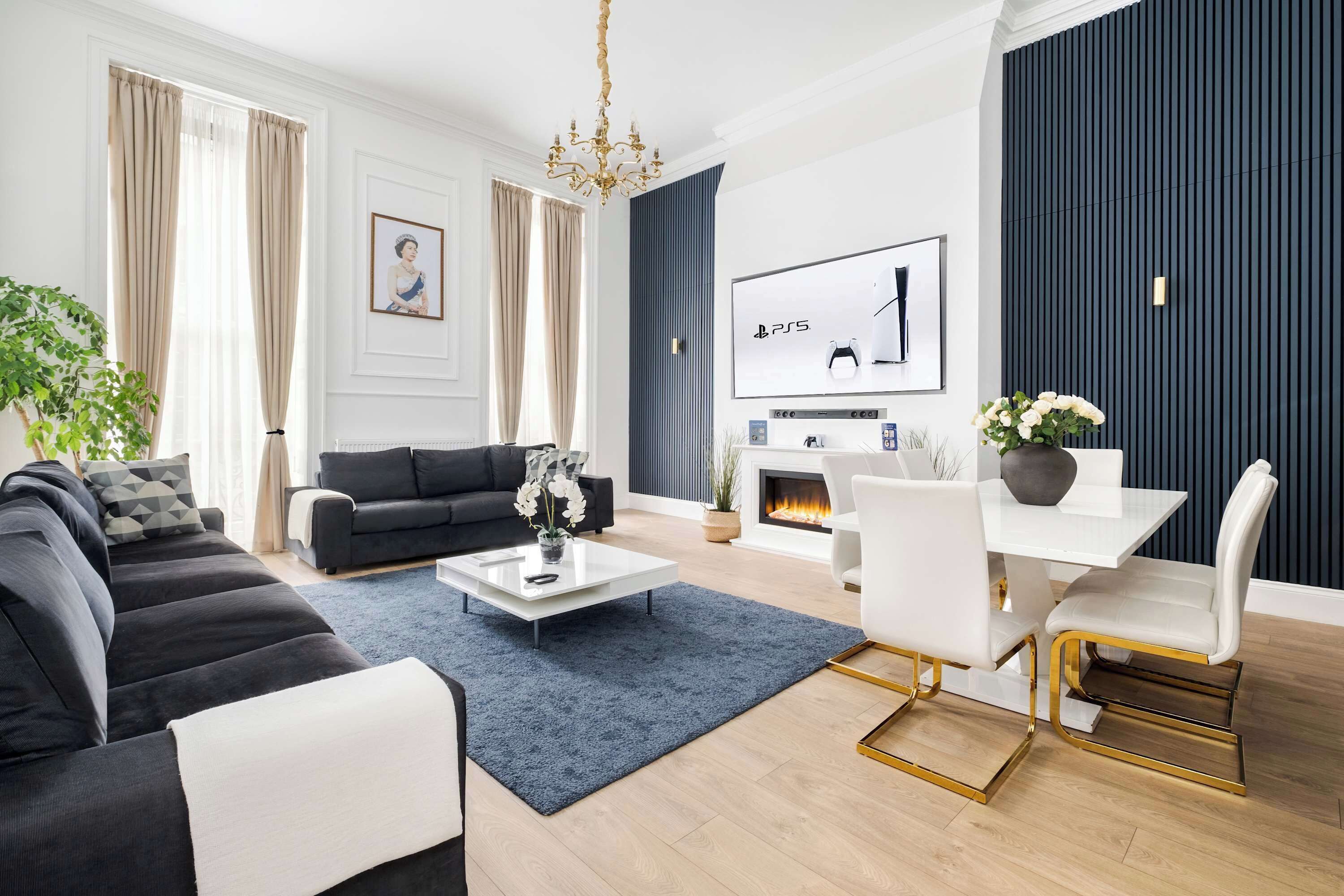 Smart-tv, een open haard, videospelletjes en een stereo