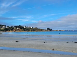 Una spiaggia nelle vicinanze, lettini da mare