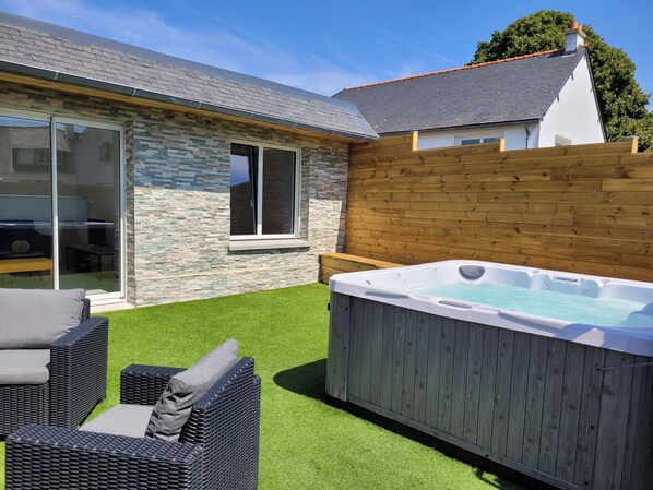 Terrace/patio - Maison Familiale Avec SPA Proche mer et Commodités (Trélévern)