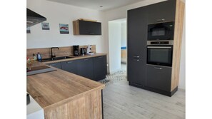 Fridge, microwave, oven, stovetop - Maison Familiale Avec SPA Proche mer et Commodités (Trélévern)