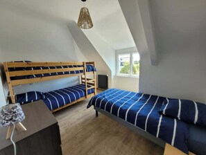 5 makuuhuonetta, työpöytä, silitysrauta/-lauta, vauvan matkasänky