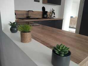 Een koelkast, een microgolfoven, een oven, een kookplaat