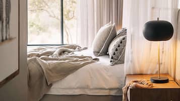 5 bedrooms, laptop workspace, bed sheets