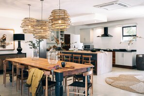 Refrigerador con freezer, microondas, placa de cocina