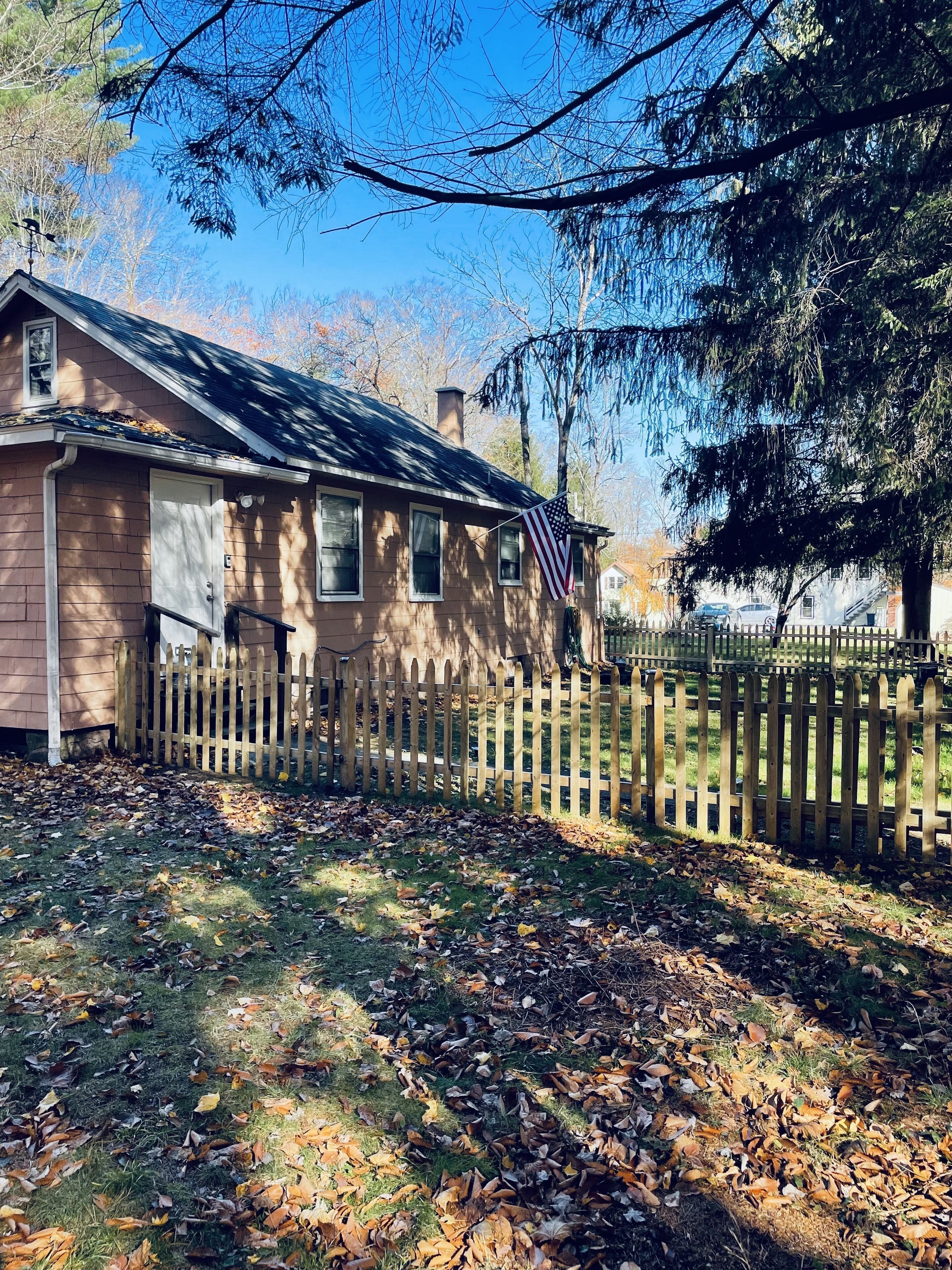 Private and cozy tree lined  rancher cabin . Near Frost and big boulders.