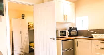 Rabbits Warren, A 2 Bed Holiday Let in The FOD