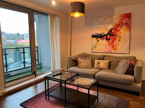 Apartment, 2 Queen Beds | Living room