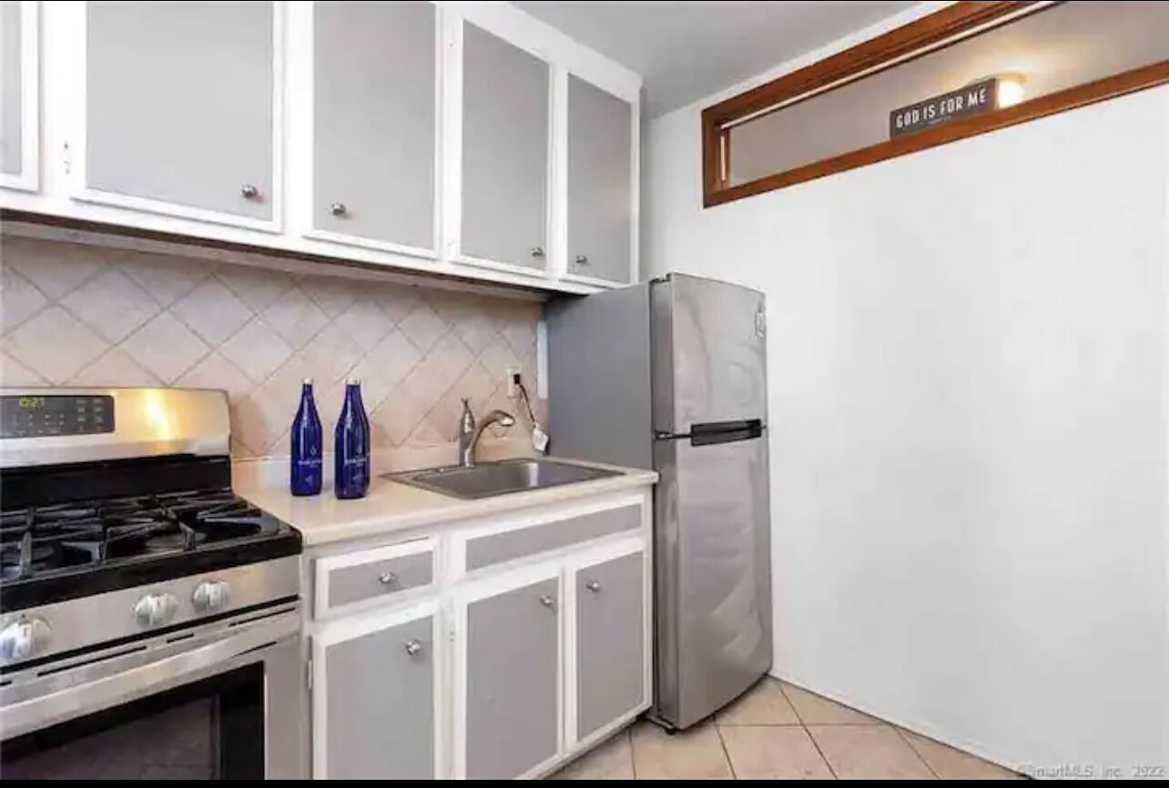 Sunny 1Bedroom Apt in downtown Stamford! Close to ALL!