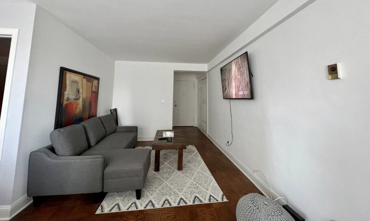 Sunny 1Bedroom Apt in downtown Stamford! Close to ALL!