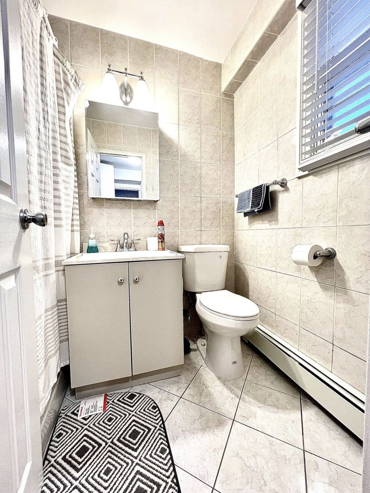 Sunny 1Bedroom Apt in downtown Stamford! Close to ALL!