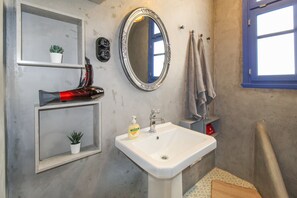 Apartment | Bathroom | Shower, hair dryer, towels - Modern Apartment With Roof Terrace in Athens (Athens)
