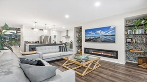 Smart TV y chimenea 