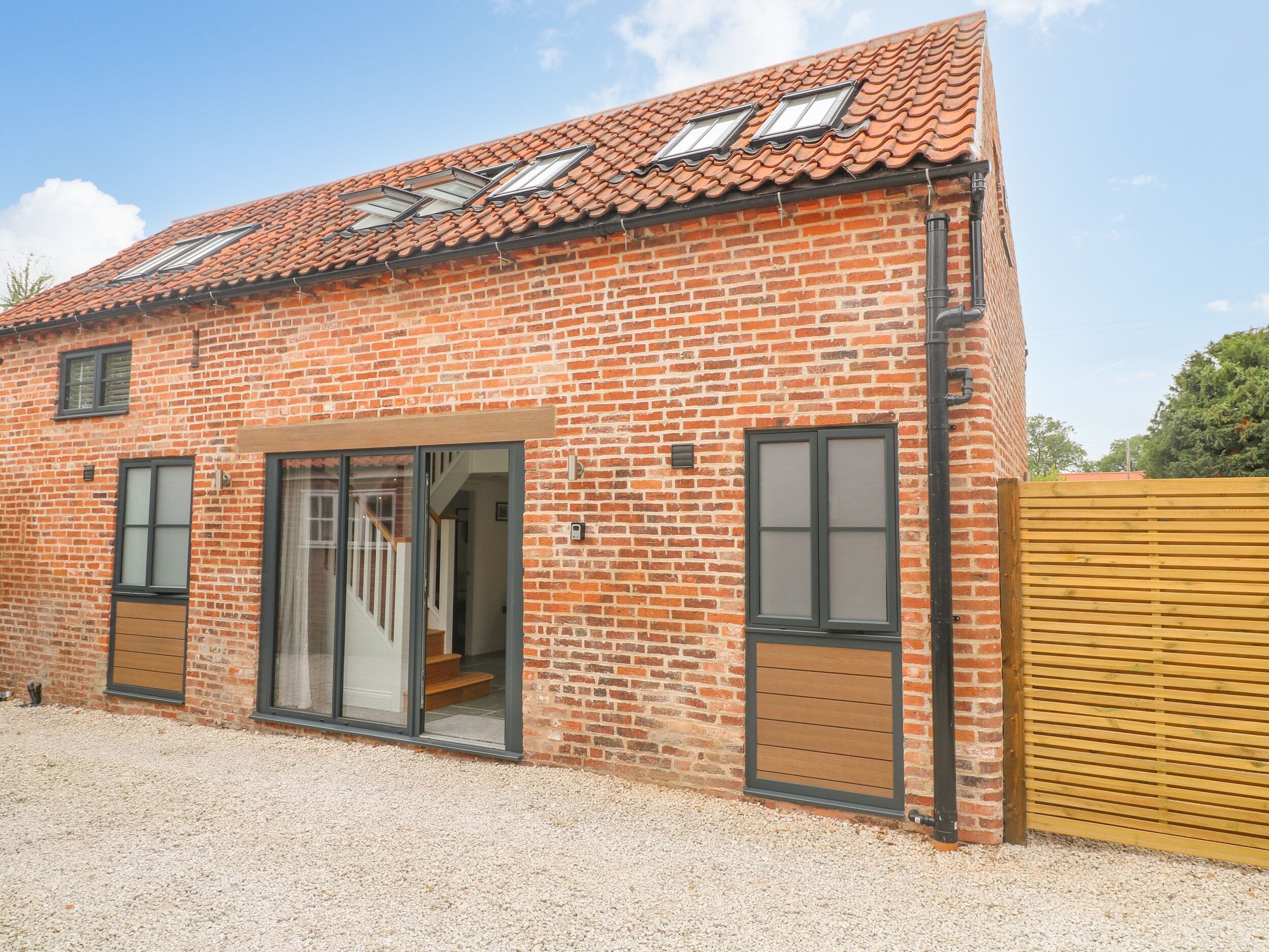 LIFFORD COACH HOUSE, pet friendly, with a garden in Sutton-On-Trent