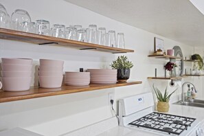 Réfrigérateur, four à micro-ondes, un four, surface de cuisson