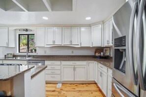 Refrigerador, microondas, horno y parrilla de estufa 