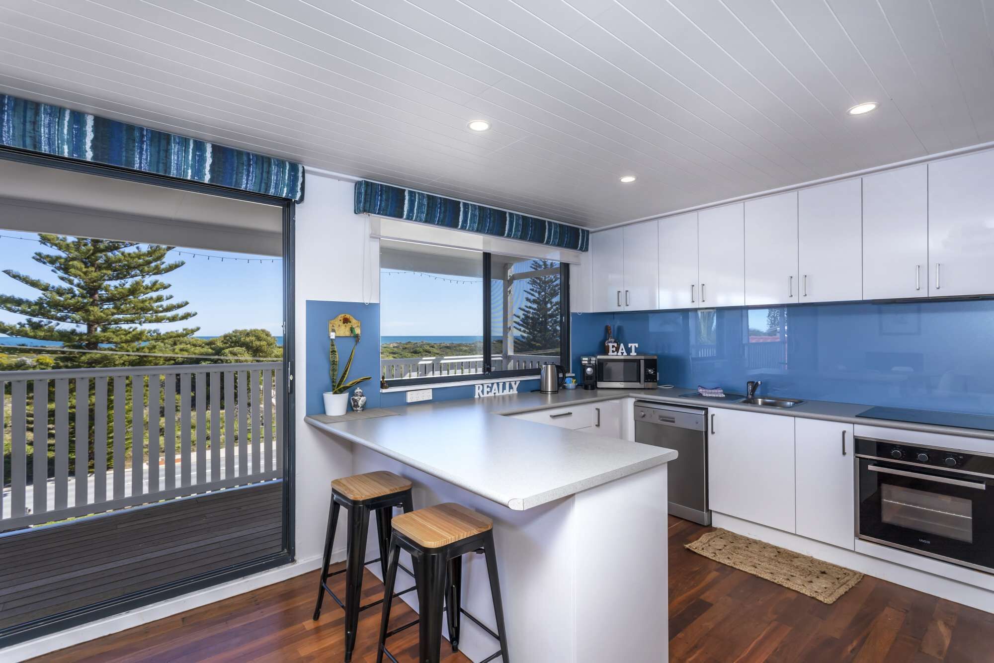 Absolute Beachfront! 2 Storey Beach House! 4 Bedrooms, 2 Kitchens. Pet friendly!