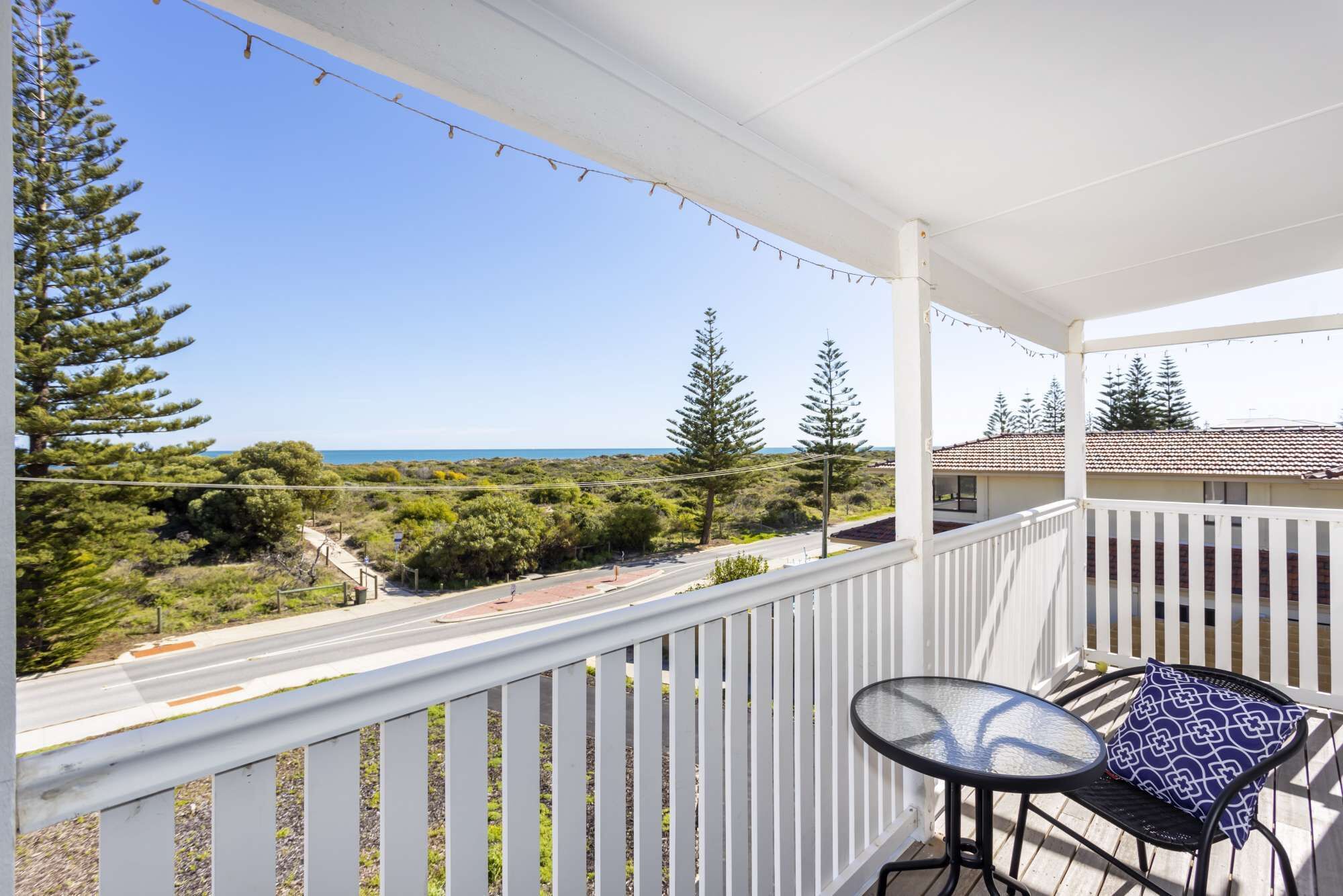 Absolute Beachfront! 2 Storey Beach House! 4 Bedrooms, 2 Kitchens. Pet friendly!