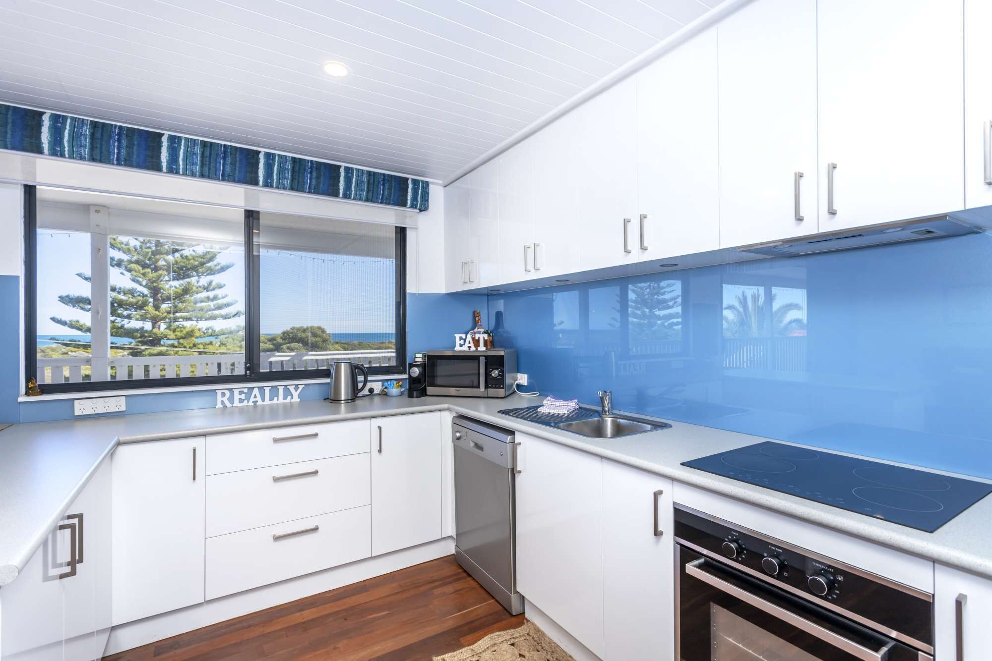 Absolute Beachfront! 2 Storey Beach House! 4 Bedrooms, 2 Kitchens. Pet friendly!