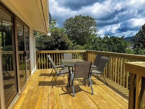 Outdoor dining - Mountain Bike Retreat | Top Location with Spa Pool (Rotorua)