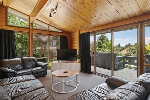 Living Room with fast WIFI and Smart TV