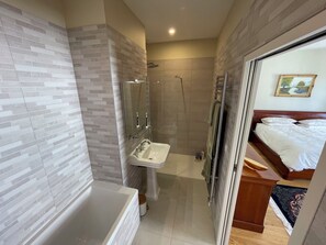 Badewanne, Handtücher, Seife, Toilettenpapier