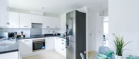 Maison Confort | Cuisine privée | Grand réfrigérateur, micro-ondes, four, plaque de cuisson