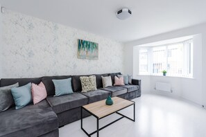 Living area - 4 Bedroom 3 Bathroom Contractor Home MCR (Manchester)