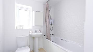 Comfort huis | Badkamer | Een aparte badkuip en douche, een haardroger, handdoeken