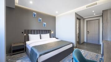 Habitación económica doble, 1 cama de matrimonio grande | Ropa de cama hipoalergénica, minibar, caja fuerte y escritorio