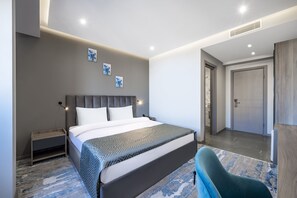 Chambre économique double, 1 très grand lit | Literie hypoallergénique, minibar, coffre-fort, bureau