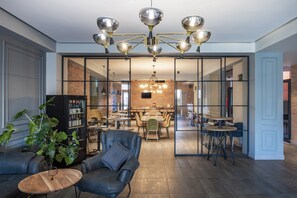 Se sirven desayunos, almuerzos y cenas; cocina internacional