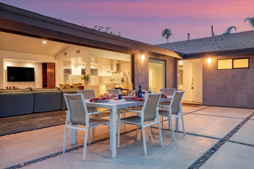 2 Modern Villas On the Golf Course | Putting Green, Pool, Hot Tub | Sleeps 22