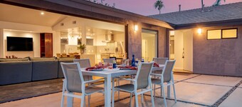 2 Modern Villas On the Golf Course | Putting Green, Pool, Hot Tub | Sleeps 22