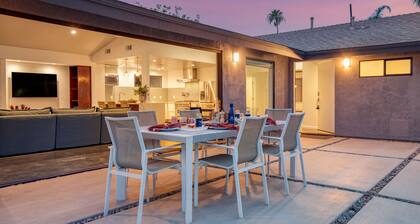 2 Modern Villas On the Golf Course | Putting Green, Pool, Hot Tub | Sleeps 22