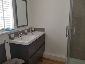 Shower, towels - Beautiful 1-bed Cottage Edge of Carlisle (Carlisle)