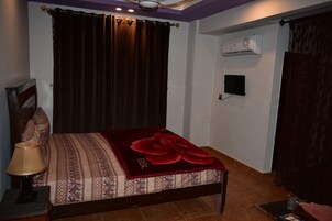 Double Room | Laptop workspace, free WiFi