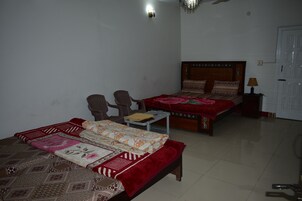 Espacio para trabajar con laptop y wifi gratis 