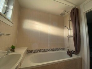 Bathroom - 2-bed Apartment in Burntisland With Stunning Views (Burntisland)