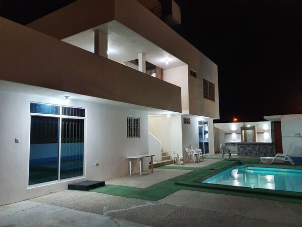 Outdoor pool - Holiday house with swimming pool facing the sea (Ballenita)