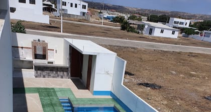 Holiday house with swimming pool facing the sea