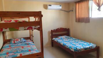 5 bedrooms, desk, WiFi, bed sheets