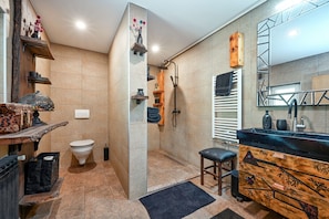 Regadera, secadora de cabello, toallas, shampoo 