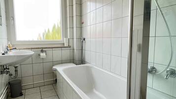 Combined shower/tub, towels, soap, toilet paper