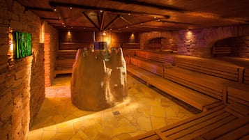 Een sauna, een bubbelbad, een stoombad, warm/mineraalwaterbronnen