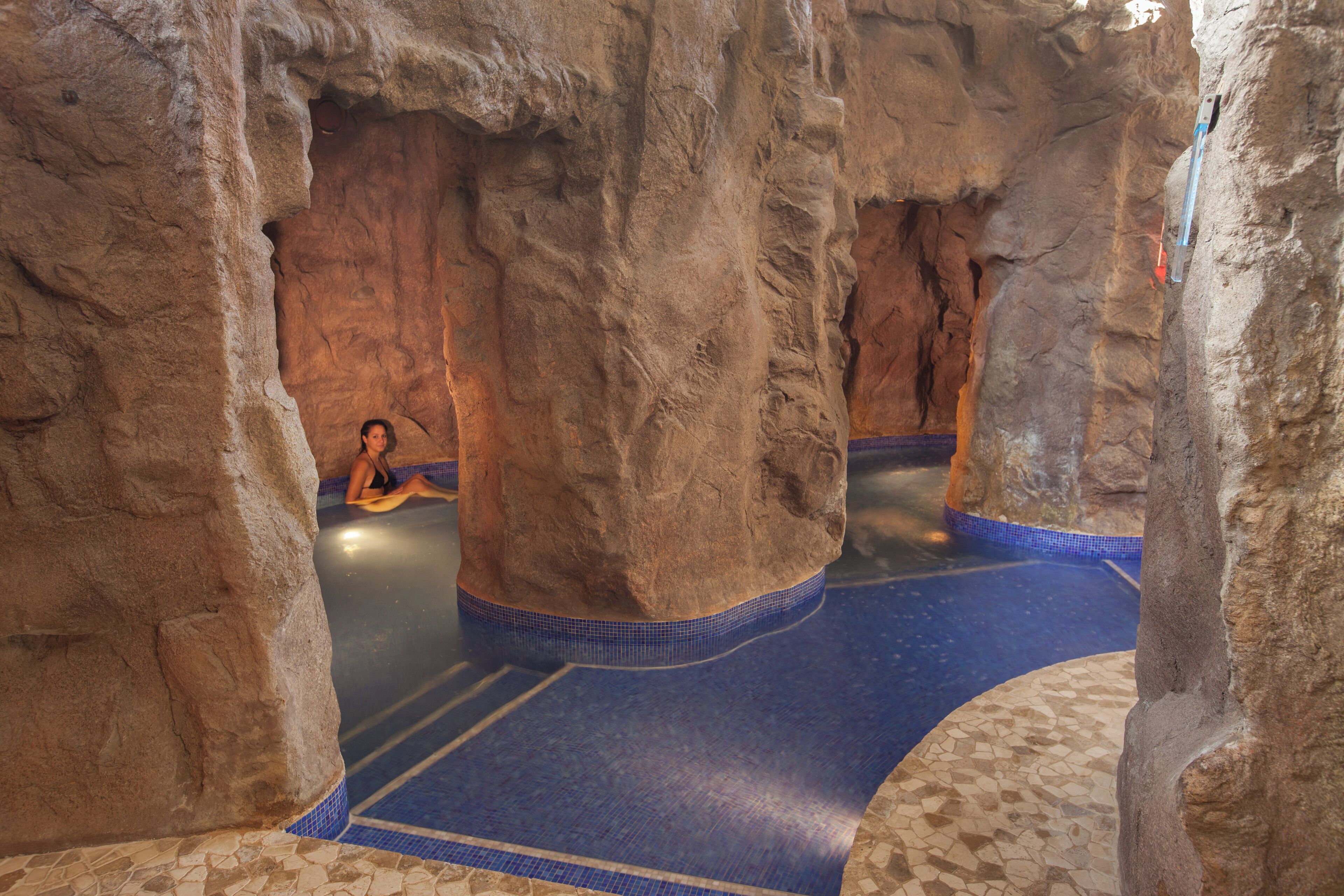 Sauna, hot tub, steam room, hot springs/mineral springs, massages