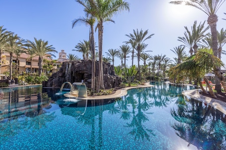 7 outdoor pools, pool umbrellas, sun loungers