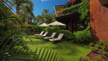 Een sauna, een bubbelbad, een stoombad, warm/mineraalwaterbronnen